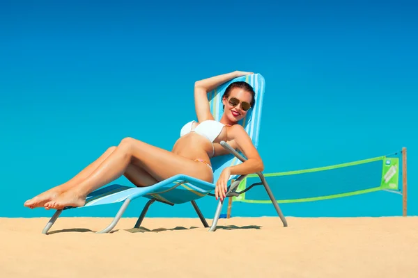Jonge vrouw in witte bikini — Stockfoto