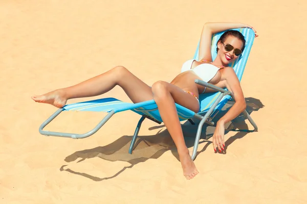 Mujer joven en bikini blanco Fotos de stock libres de derechos