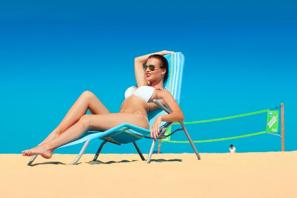 Mujer joven en bikini blanco Fotos De Stock Sin Royalties Gratis