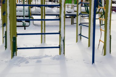 Dayanıklı eğitim ekipmanlarıyla spor sahası. Spor malzemeleri karla kaplı.