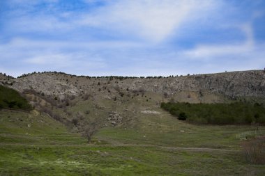 Güzel tepeler, çimlerle kaplı beyaz kayalar, güzel mavi gökyüzü..