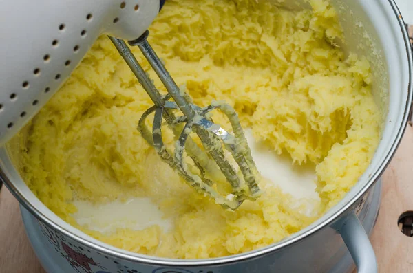 Karıştırıcı, kırbaç, patates püresi, ev yemeği.