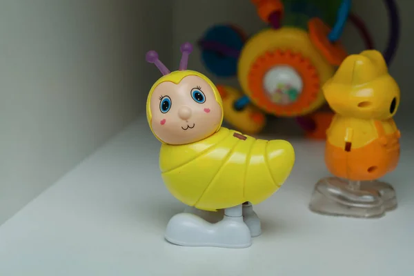 Çocukların oyuncakları rafta.