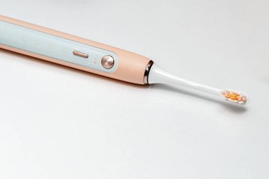 Beyaz arkaplanda elektrikli sonik diş fırçası