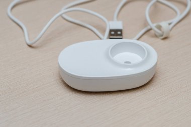 Elektrikli diş fırçası için kablosuz şarj aleti.