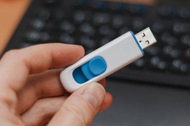 flaş bellek usb elinde