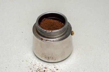 Masadaki gayzer kahve makinesinin içindeki aromatik kahve.