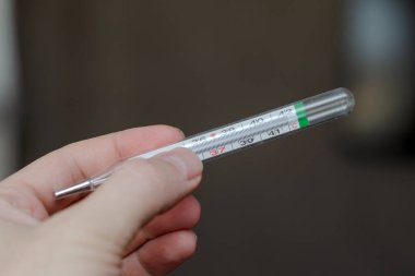 Tıbbi civa termometresi elimizde.