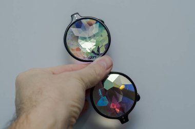 Hipster gözlükleri elinde kaleydoskop
