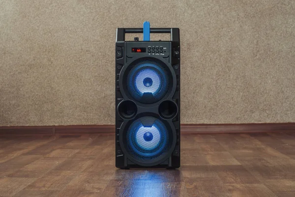 Kablosuz bluetooth hoparlörlü flaş bellek evin zemininde duruyor.
