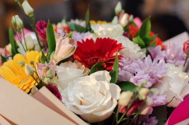 Farklı çiçeklerin şenlikli buketi