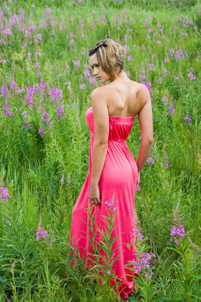 Een Jonge Vrouw Een Roze Jurk Loopt Het Gras — Stockfoto