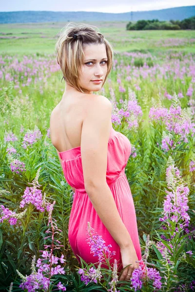 Young Woman Pink Dress Walking Grass — Stock Photo, Image