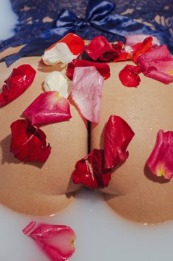 Emale 'in kalçaları gül yapraklarıyla kaplı.