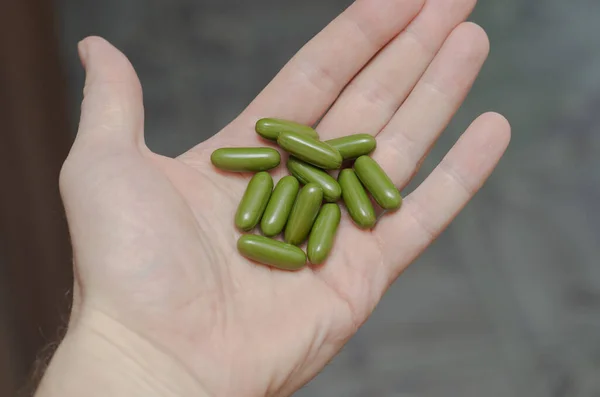 Sport Und Ernährungskonzept Männerhand Mit Vitaminen — Stockfoto