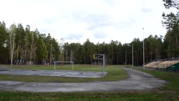 雨后空无一人的学校体育馆 — 图库视频影像