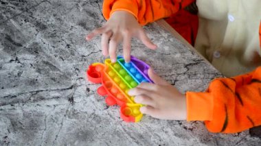 Çocuk popüler anti-stres oyuncağını çalıyor. Patlat onu.).