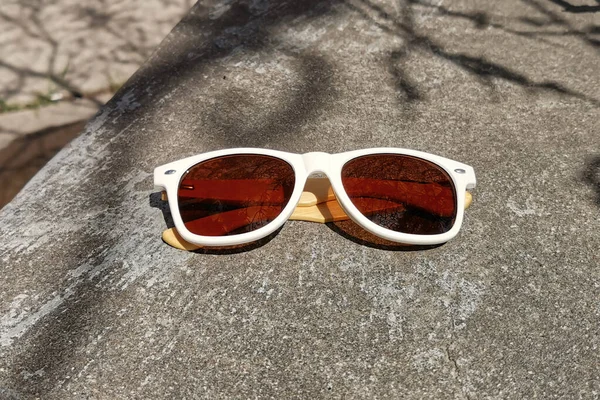 Sonnenbrille Weißem Rahmen Auf Betongrund — Stockfoto
