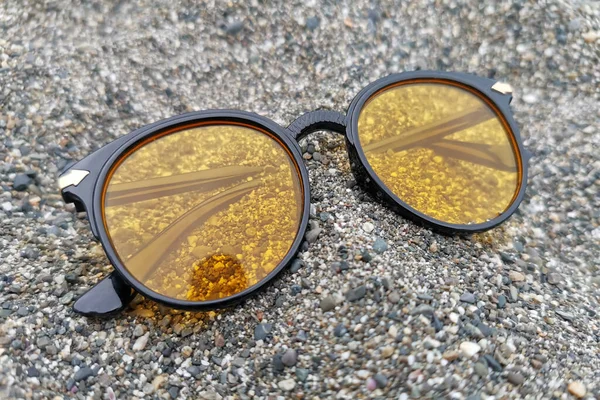 Brille Mit Gelben Gläsern Kieselstrand — Stockfoto