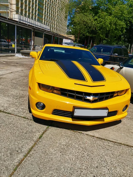 Rusya, Krasnodar Bölgesi, Sochi 11 Haziran 2021: Sarı bir Chevrolet spor arabası.