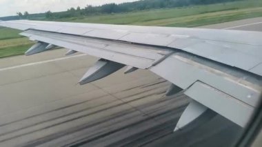 Uçak pistte hızlanır ve havalanır. Pencere deliğinden görüntüle