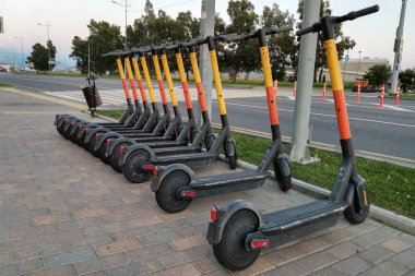 Şehirde yürüdüğün için kamu elektrikli scooter 'ı, elektrikli scooter kirası.