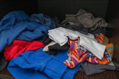 Erkek giysileri evdeki dolapta.