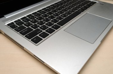 Odadaki masada dizüstü bilgisayarı aç. İnternet üzerinden uzak çalışma.