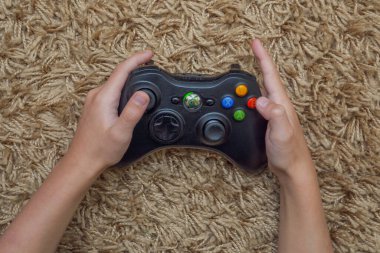 Rusya, Irkutsk Oblastı, 7 Ağustos 2021: Xbox 'ta oynayan bir çocuk