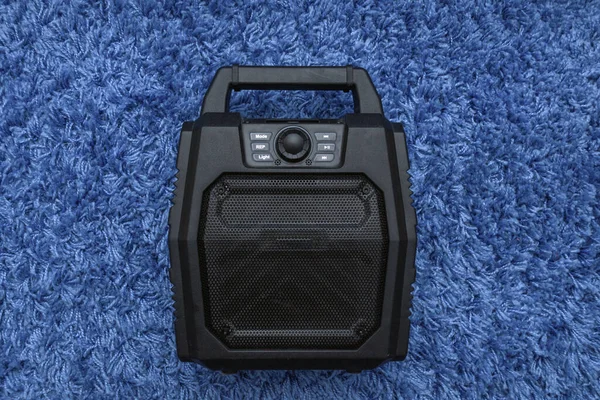 Wireless Portable Music Speaker Black Lies Blue Carpet — Stockfoto