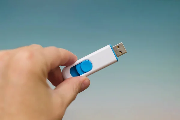 Цифровая Память Данных Рука Держит Usb Флэш Накопитель Синем Фоне — стоковое фото