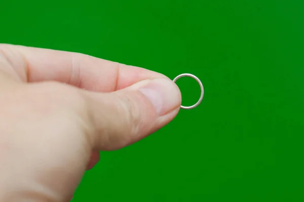 Mano Sostiene Anillo Plata Oreja Piercing Masculino — Foto de Stock