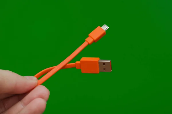 Tangan Memegang Oranye Usb Data Kabel Latar Belakang Hijau — Stok Foto