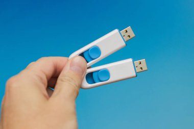 El iki usb flash bellek tutar