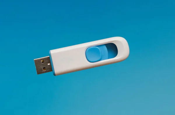 Plástico Usb Flash Drive Branco Fundo Azul — Fotografia de Stock