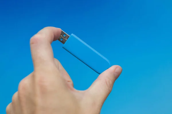 Usb Stick Der Hand Auf Blauem Hintergrund — Stockfoto