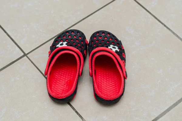 Rote Und Schwarze Sandalen Kinder Gummischuhe Für Den Pool — Stockfoto