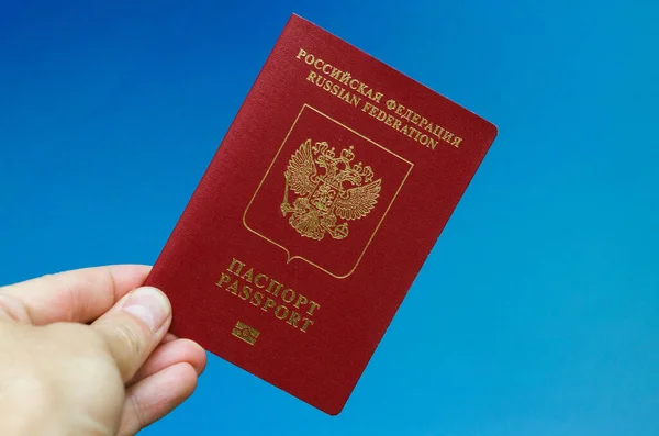 Mão Detém Passaporte Cidadão Rússia Fundo Azul — Fotografia de Stock