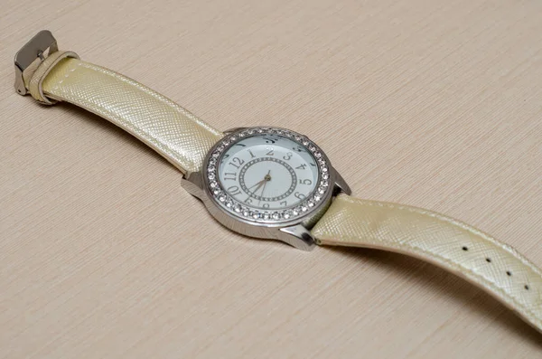Damer Armbandsur Med Diamanter Och Läderrem — Stockfoto