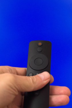 Mavi arkaplanda TV uzaktan kumandası