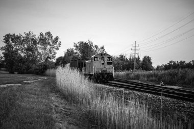 Kuzeydoğu Ohio 'daki Erie Gölü' ndeki tuz madenlerinin önünde küçük bir tren ve tren vagonu duruyor..