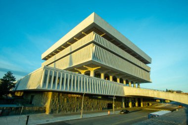 Albany, New York / ABD - 22 Kasım 2020: Empire State Plaza 'nın bir parçası olan Kültür Eğitim Merkezi' nin dörtte üçü. 1978 'de Brutalist stilde tasarlandı..