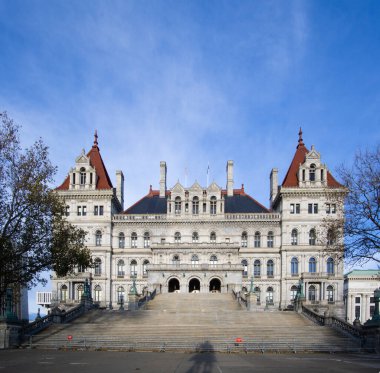 Albany, New York / ABD - 22 Kasım 2020: Romanesque Revival mimarisi tarzında inşa edilmiş New York State Capitol manzarası. Başkent binası Empire State Plaza kompleksinin bir parçası..