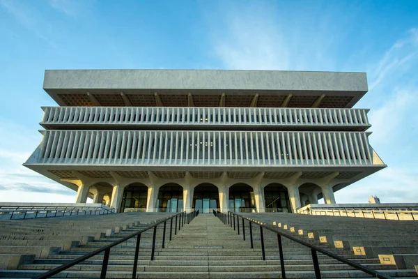 Albany, New York / ABD - 22 Kasım 2020: Empire State Plaza 'nın bir parçası olan Kültür Eğitim Merkezi manzarası. 1978 'de Brutalist stilde tasarlandı..