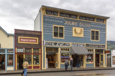 Skagway, AK / USA - SEPT. 13, 2012: Skagway 'deki alışveriş ve turizm bölgesinin manzarası