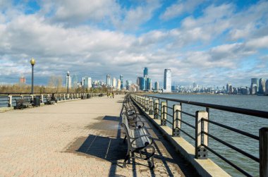 Jersey City, NJ - ABD 2 Ocak 2021: Özgürlük Yürüyüşü 'nden görülen Jersey City manzarası, CRNJ Terminali' nden Özgürlük Anıtı 'na kadar uzanan bir gezinti alanı..