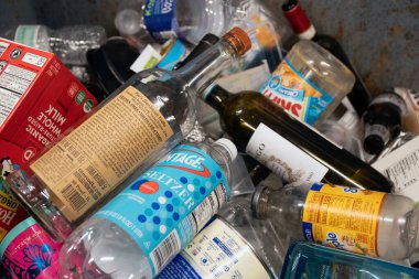 Sefalet, New York - ABD - 9 Şubat 2021: Bir apartmanın cam ve plastik içeren geri dönüşüm kutusunun içerisindeki manzaranın yakın görüntüsü.