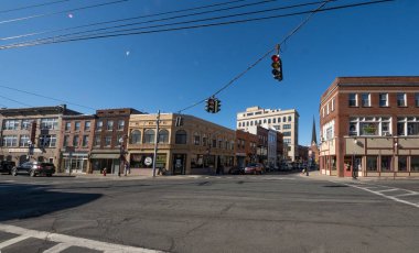 Middletown, New York - ABD - 13. Mar 2021: Middletown şehir merkezindeki Franklin Meydanı manzarası. Kuzey Caddesi 'nin kesiştiği yer, Güney Caddesi. Doğu ve Batı Ana Caddeleri.