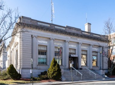 Middletown, New York - ABD - 13. Mar 2021: Middletown Polis Merkezi, resmi olarak eski James Street Postane Binası. 1911 'de inşa edilmiş, James ve West Street' in köşesinde..