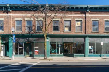 Middletown, New York - ABD - 13. Mar 2021: Middletown şehir merkezindeki Kuzey Caddesi 'ndeki tarihi dükkanların manzarası